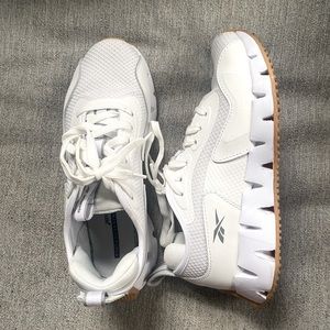 Reebok white sneakers. Comfort footbed